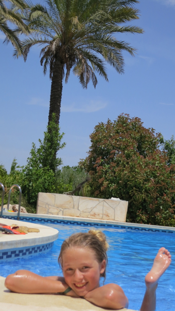 Her er min første unge, stor og dejlig i en pool i Andalusien