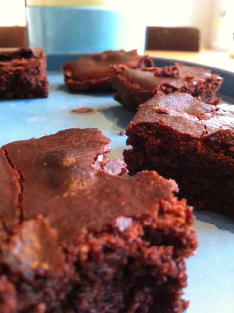 små browniefirkanter skåret ud og klar til servering