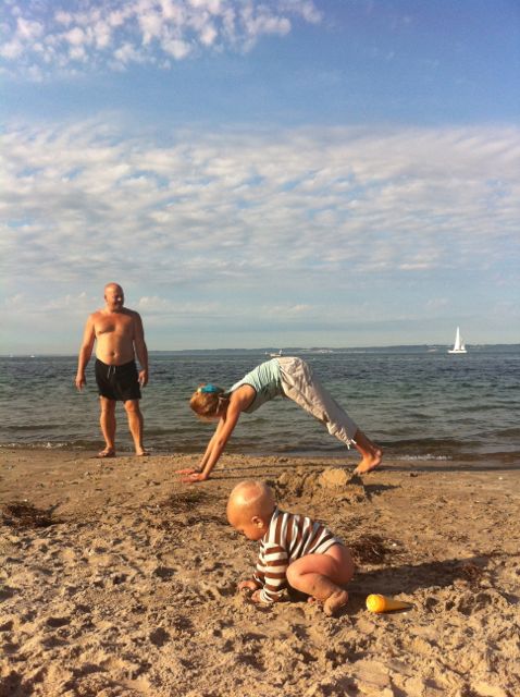 Her øver Liv og far at stå på hænder, strand kan ellers let blive en sofa.