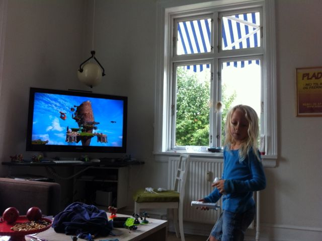 Her gør jeg mig umage for at lære at spille wii, Storm er vældig pædagogisk