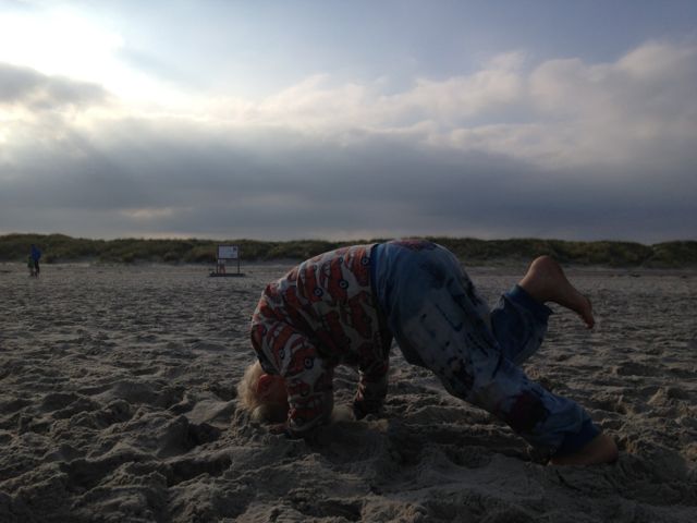 Friheden til at stå på hovedet i sand. Når man vil.