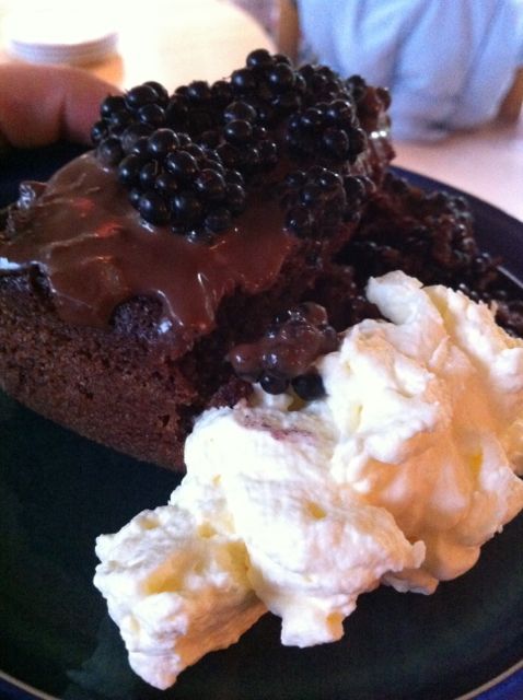 klassisk homemade chokoladekage med friske brombær og flødeskum