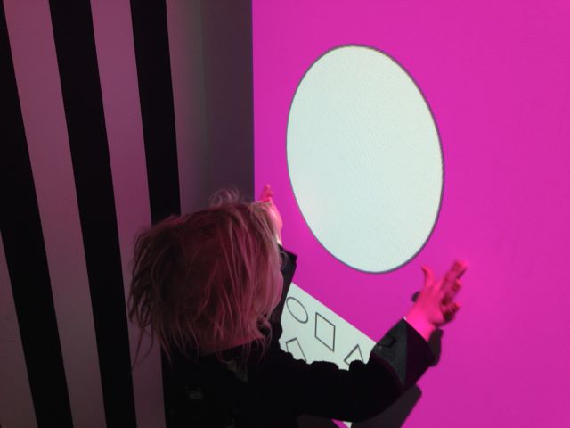 Eliassons installation på Aros, hvor man selv skaber kunst. Børnene har det legende let.